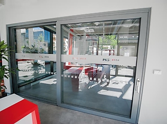 Foto z otevření showroomu